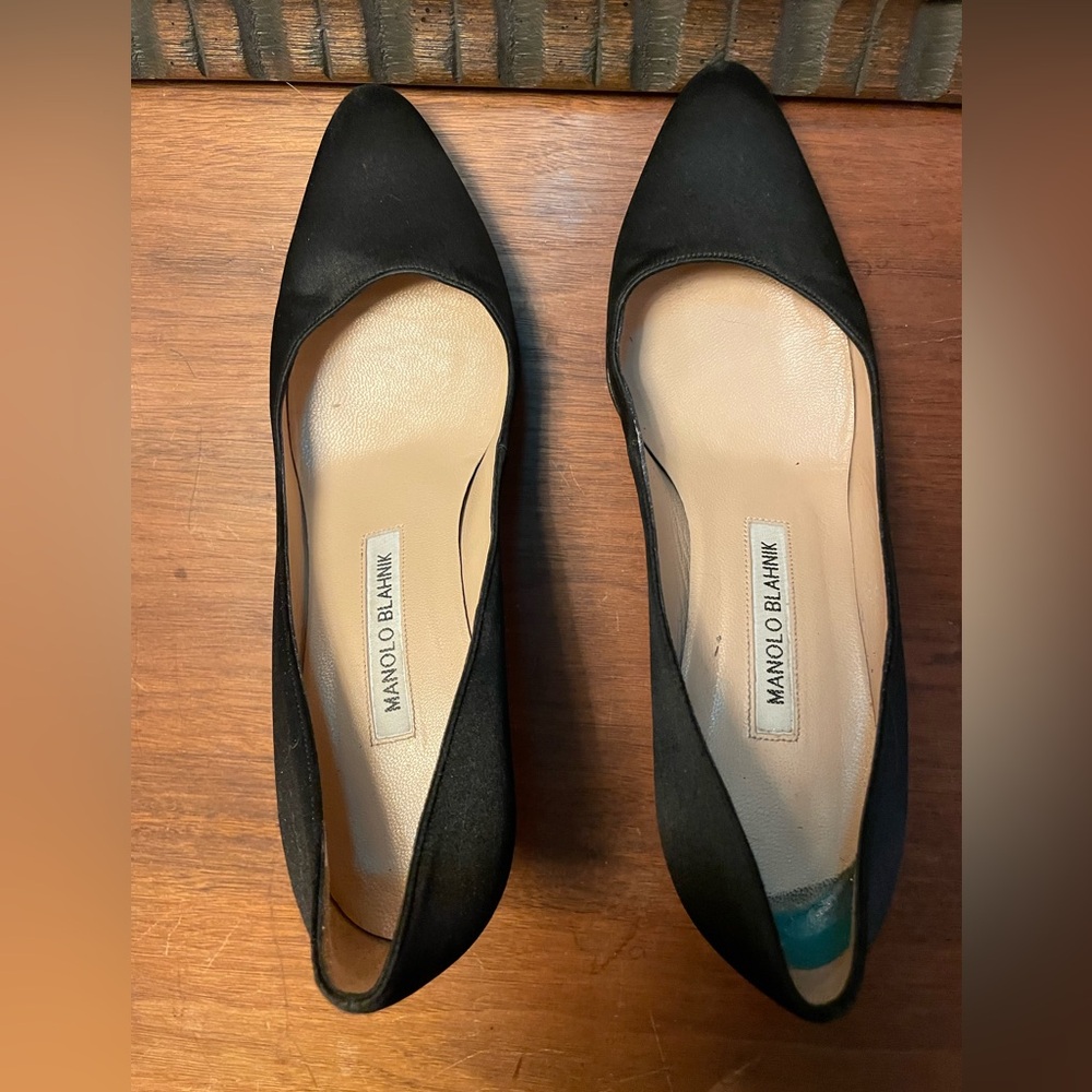 MANOLO BLAHNIK BLACK SATIN SEMI-ROUND TOE HEEL PUMP - Picture 5 of 11